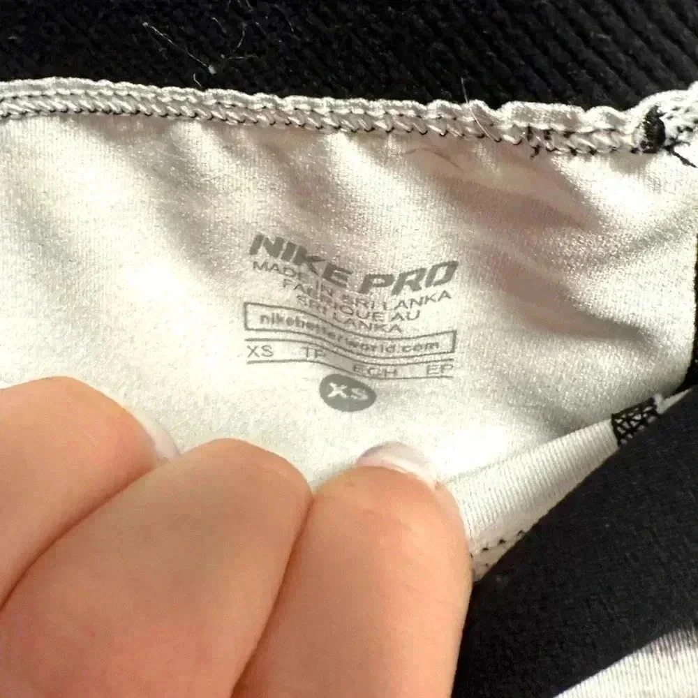 NIKE PRO BLACK AND WHITE STRIPED CROPPED CAPRI LEGGINGS - Picture 5 of 6